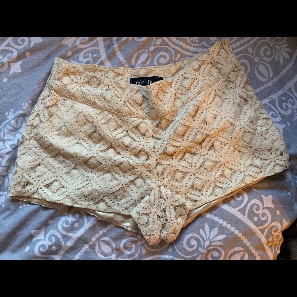 Lacy cream shorts by Fab’rik